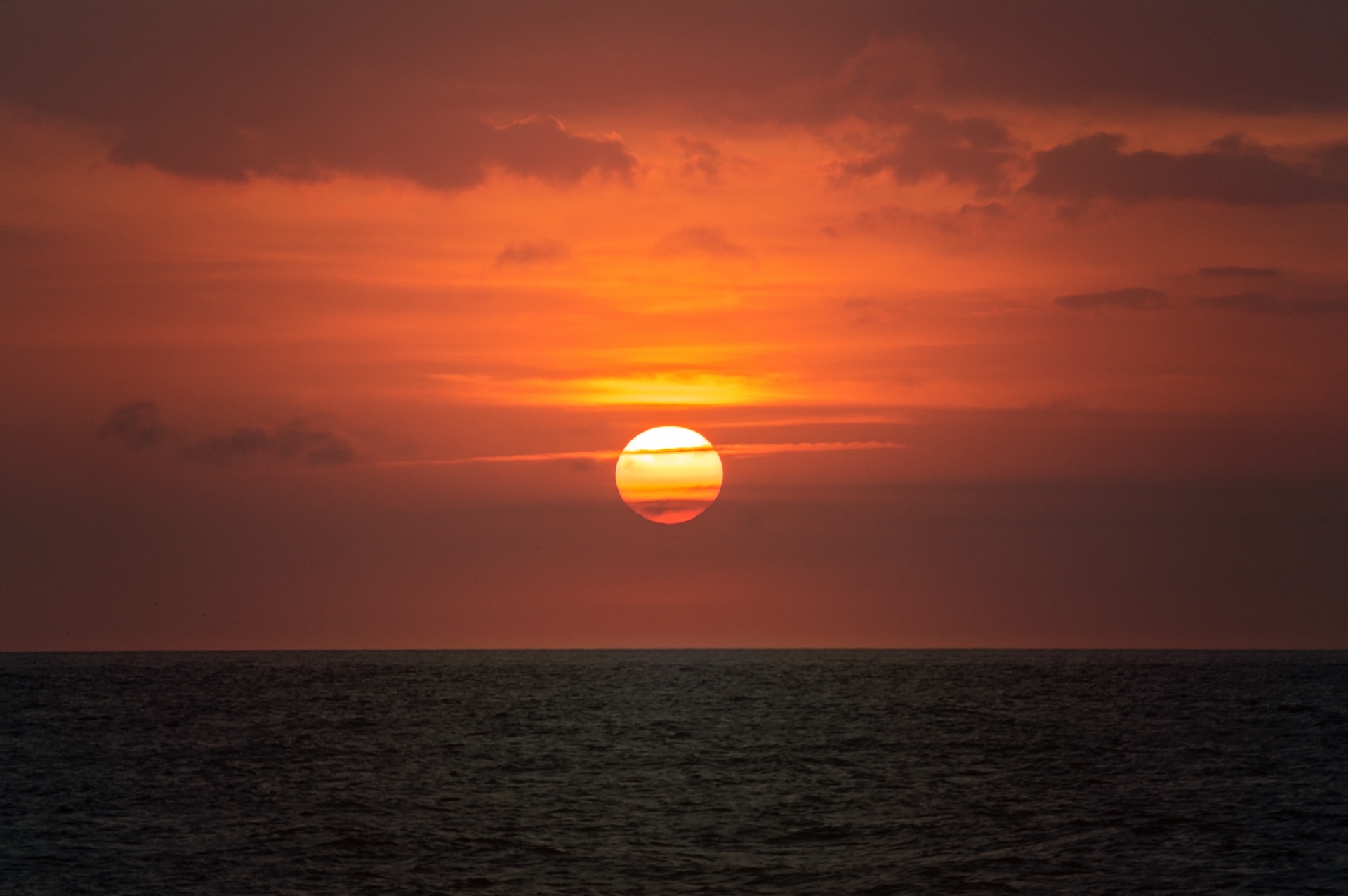 Zonsondergang rood kleur avond licht - FAKRO 't mooiste licht