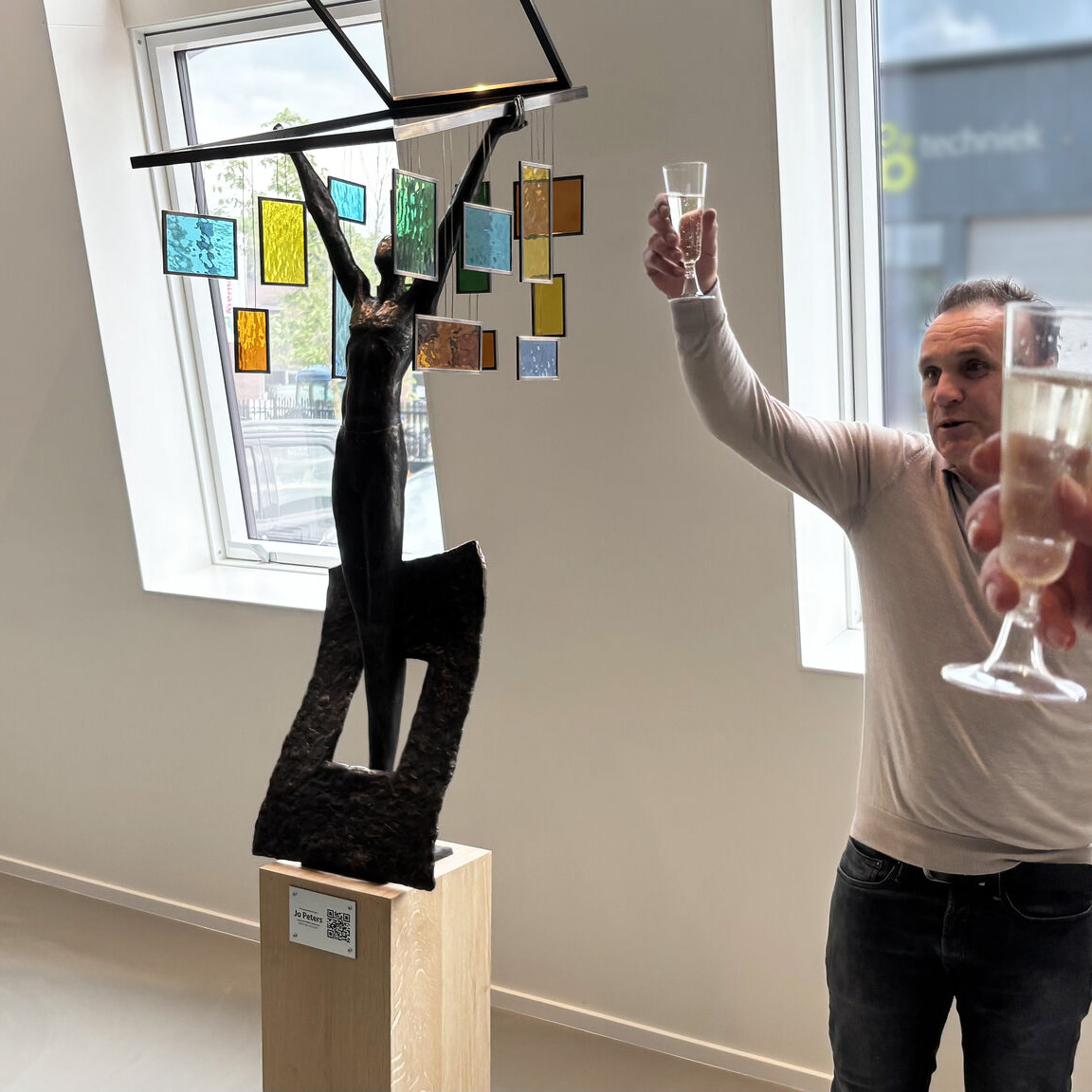 Herdenkingsbeeld voor Jo Peters onthuld in showroom FAKRO Nederland
