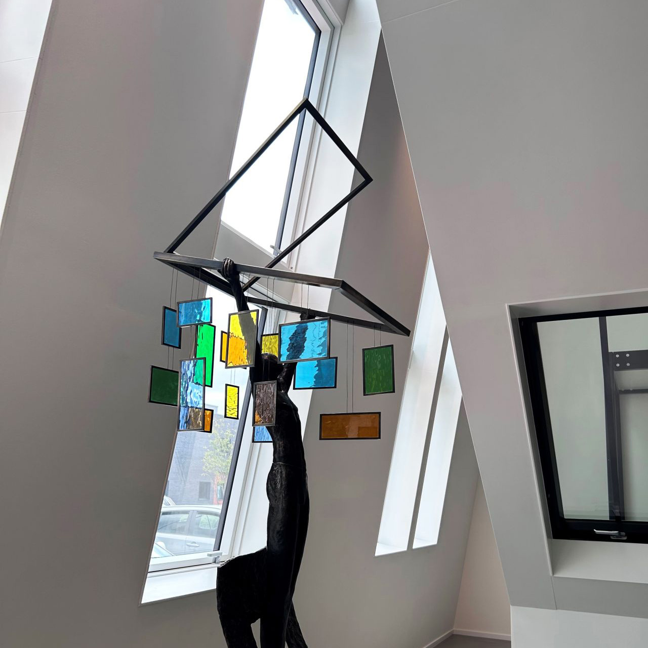 Herdenkingsbeeld voor Jo Peters onthuld in showroom FAKRO Nederland