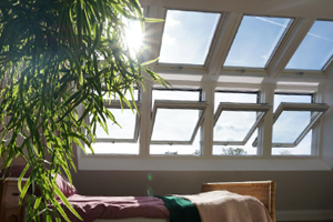 FAKRO dakkapel Lux voor extra ruimte en daglicht op de slaapkamer op zolder