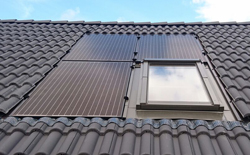 PV-panelen van GSE met FAKRO dakramen in dak