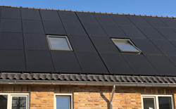 PV-panelen van Klimaatgarant Solar met FAKRO dakramen in dak