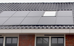 PV-panelen van SCX Solar met FAKRO dakramen in dak