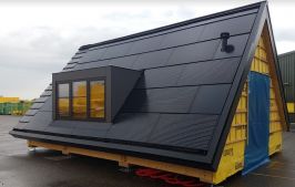 Prefab Geïntegreerd Multifunctioneel Energiedak (PRIME) in aanbouw met FAKRO Innoview in dakkapel